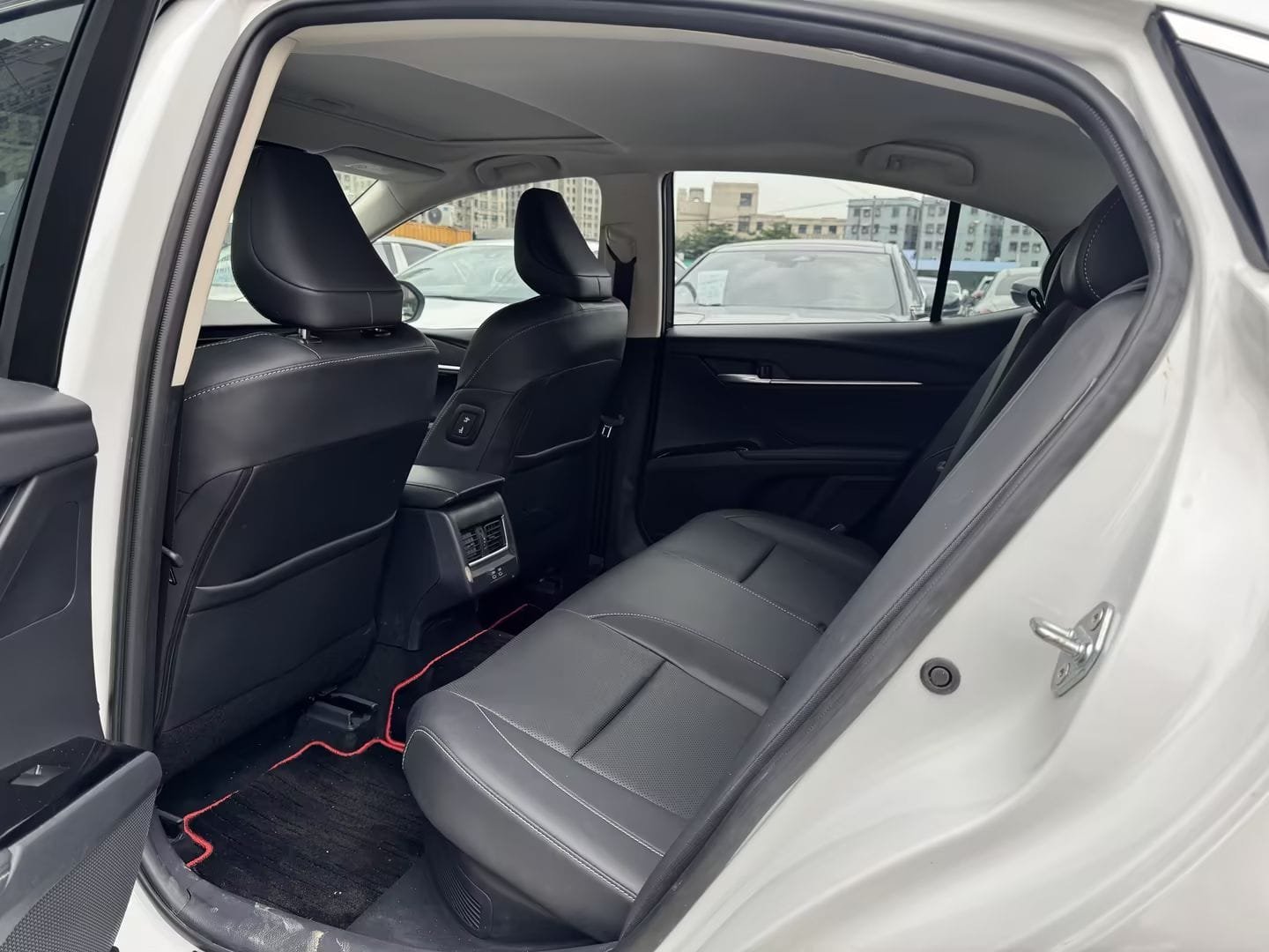 								2025 Toyota Camry Hybrid 2.0HSE Sport Lite Edition full									