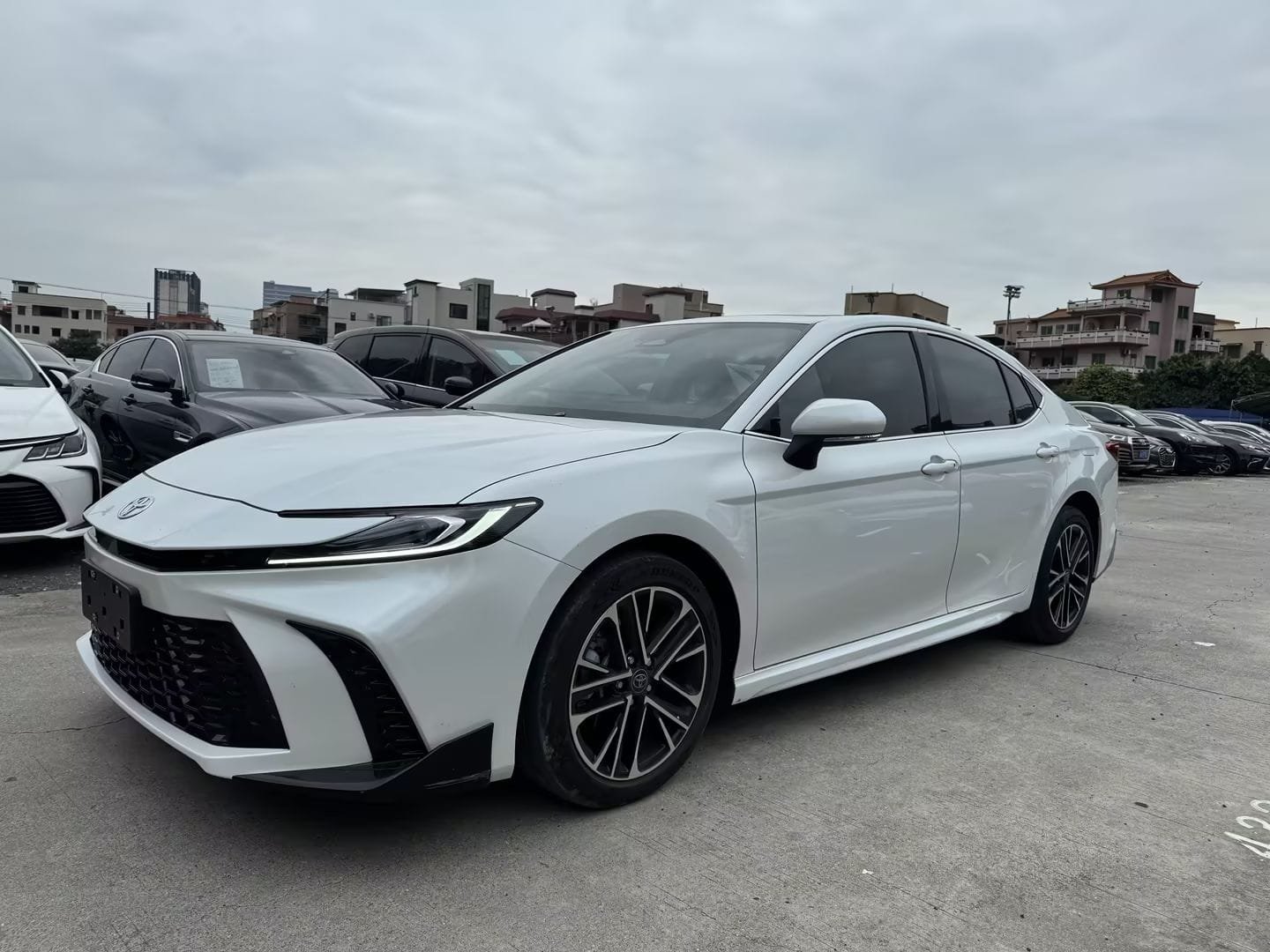 								2025 Toyota Camry Hybrid 2.0HSE Sport Lite Edition full									
