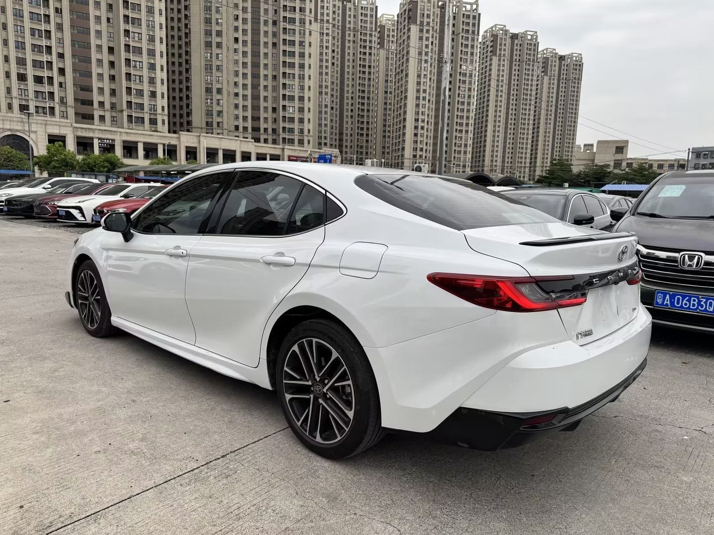 								2025 Toyota Camry Hybrid 2.0HSE Sport Lite Edition full									