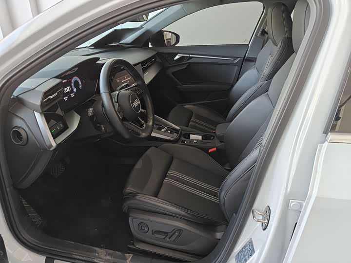 								Audi A3 2025 Sportsback 35 TFSI Flying Premium full									