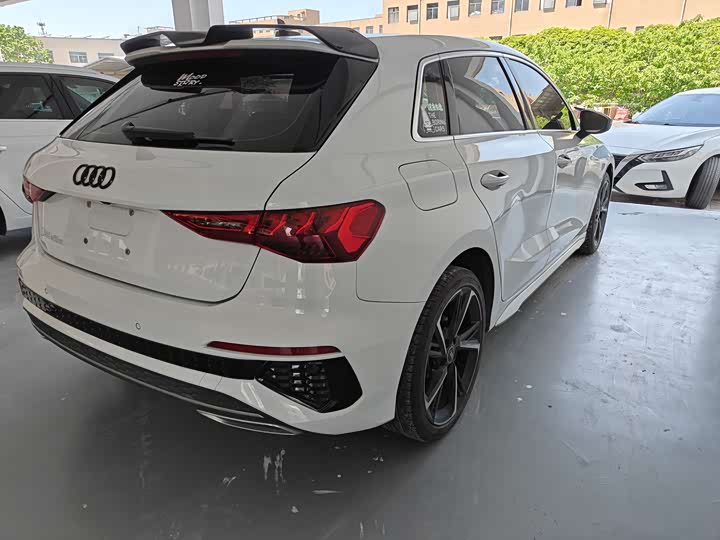 								Audi A3 2025 Sportsback 35 TFSI Flying Premium full									