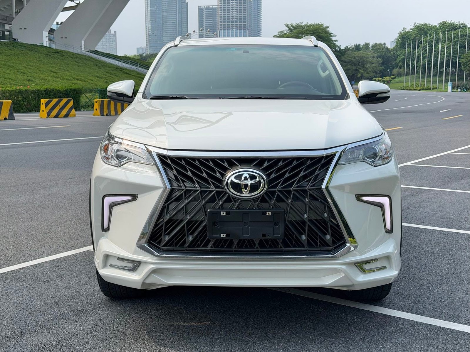 								2019 Toyota Fortuner 2.7L Automatic 4WD Luxury Edition full									