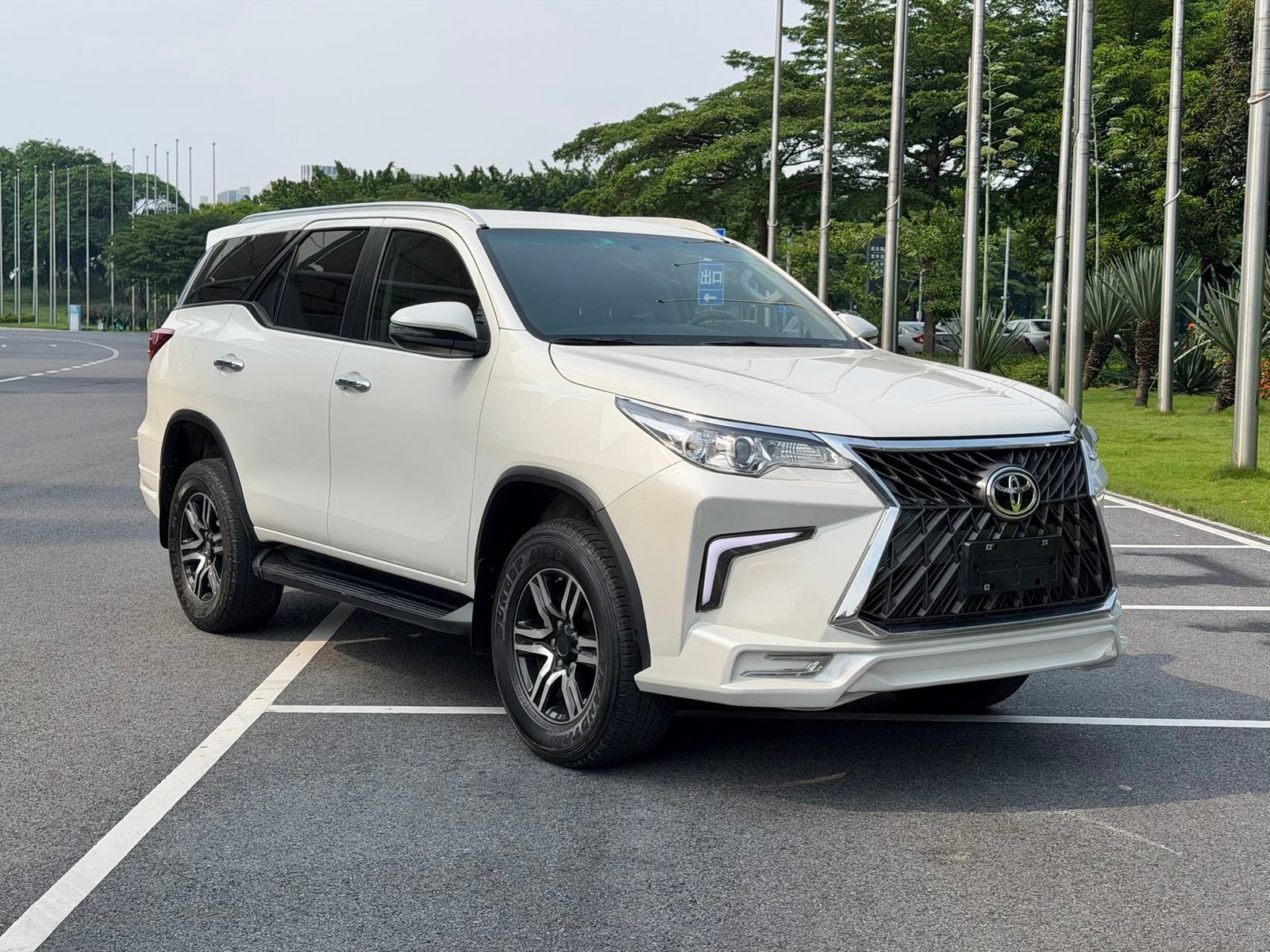 								2019 Toyota Fortuner 2.7L Automatic 4WD Luxury Edition full									