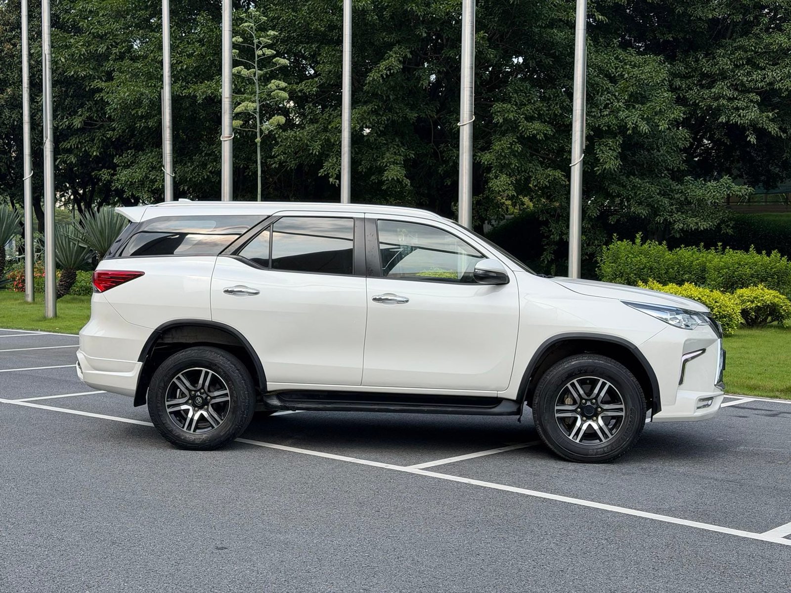 								2019 Toyota Fortuner 2.7L Automatic 4WD Luxury Edition full									