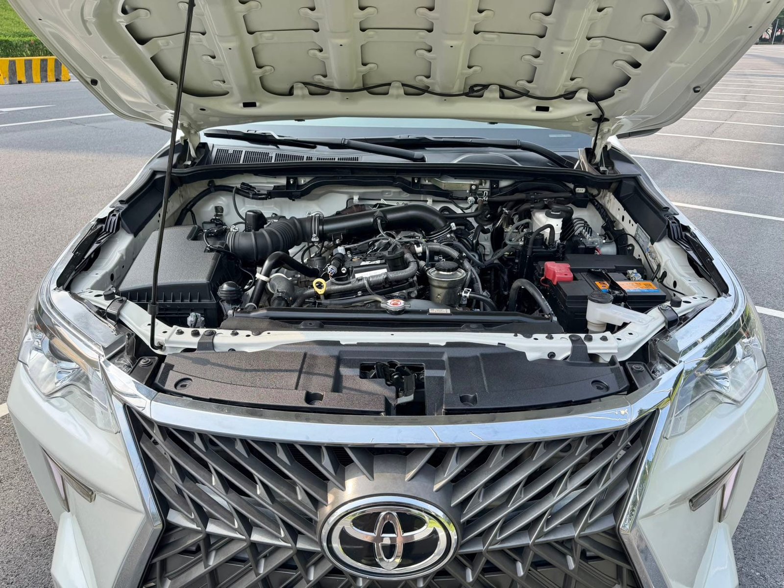 								2019 Toyota Fortuner 2.7L Automatic 4WD Luxury Edition full									