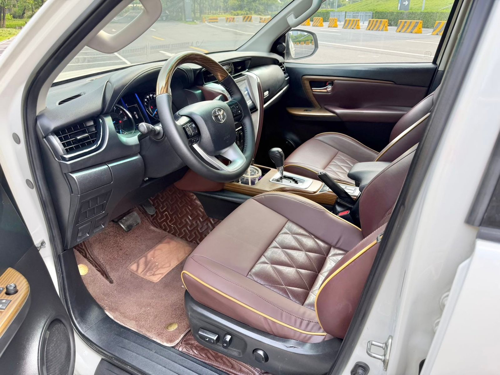 								2019 Toyota Fortuner 2.7L Automatic 4WD Luxury Edition full									