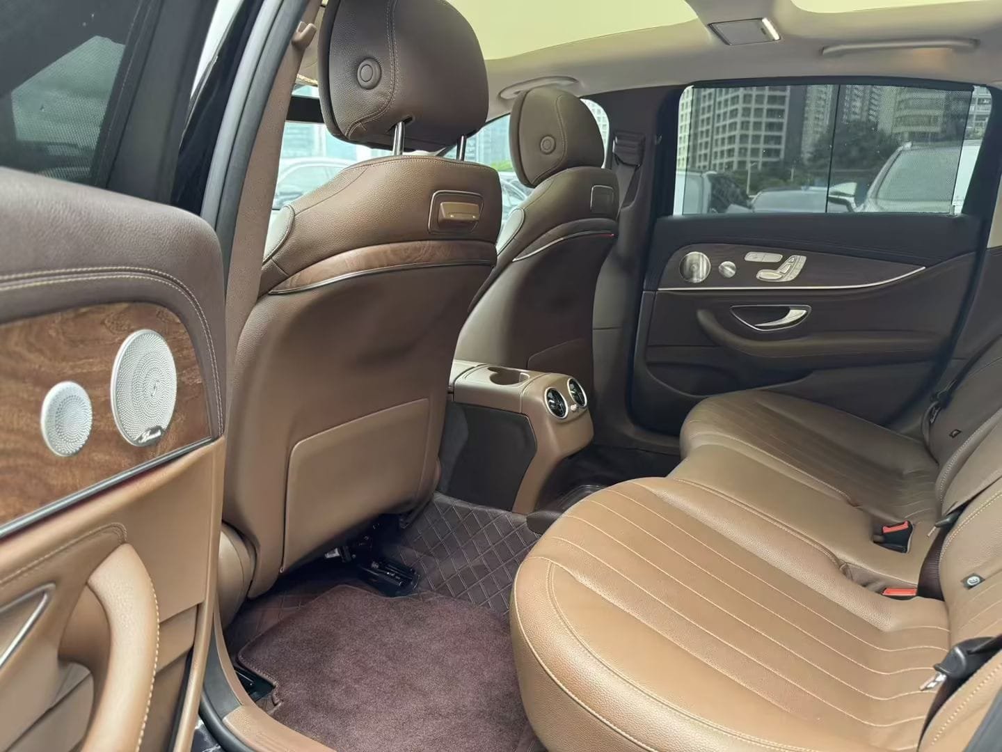 								2019 Mercedes-Benz E-Class E 300 L Luxury Edition full									