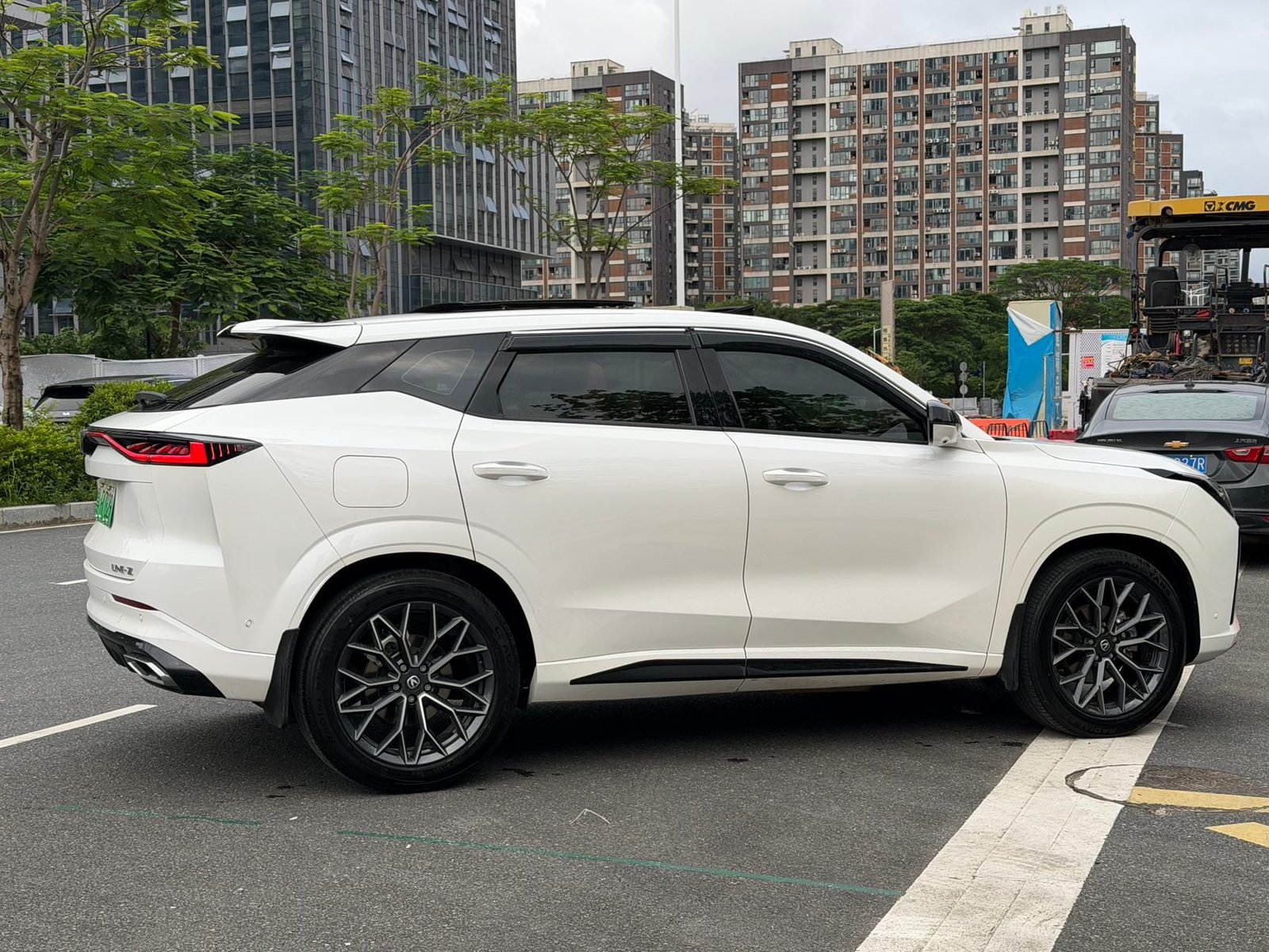 								2024 Changan UNI-Z Blue Whale iDD 1.5L E-CVT 125km Beyond Edition PHEV full									