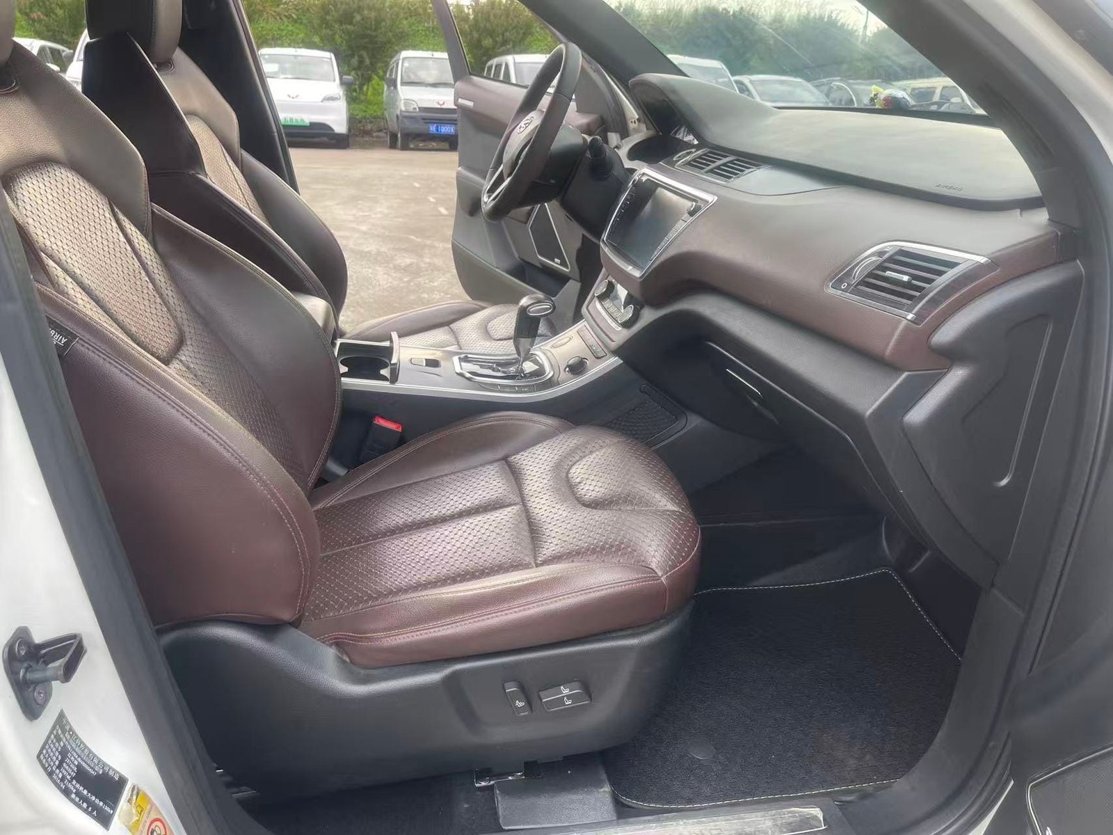 								2016 Landwind X7 5-seat Compact SUV full									