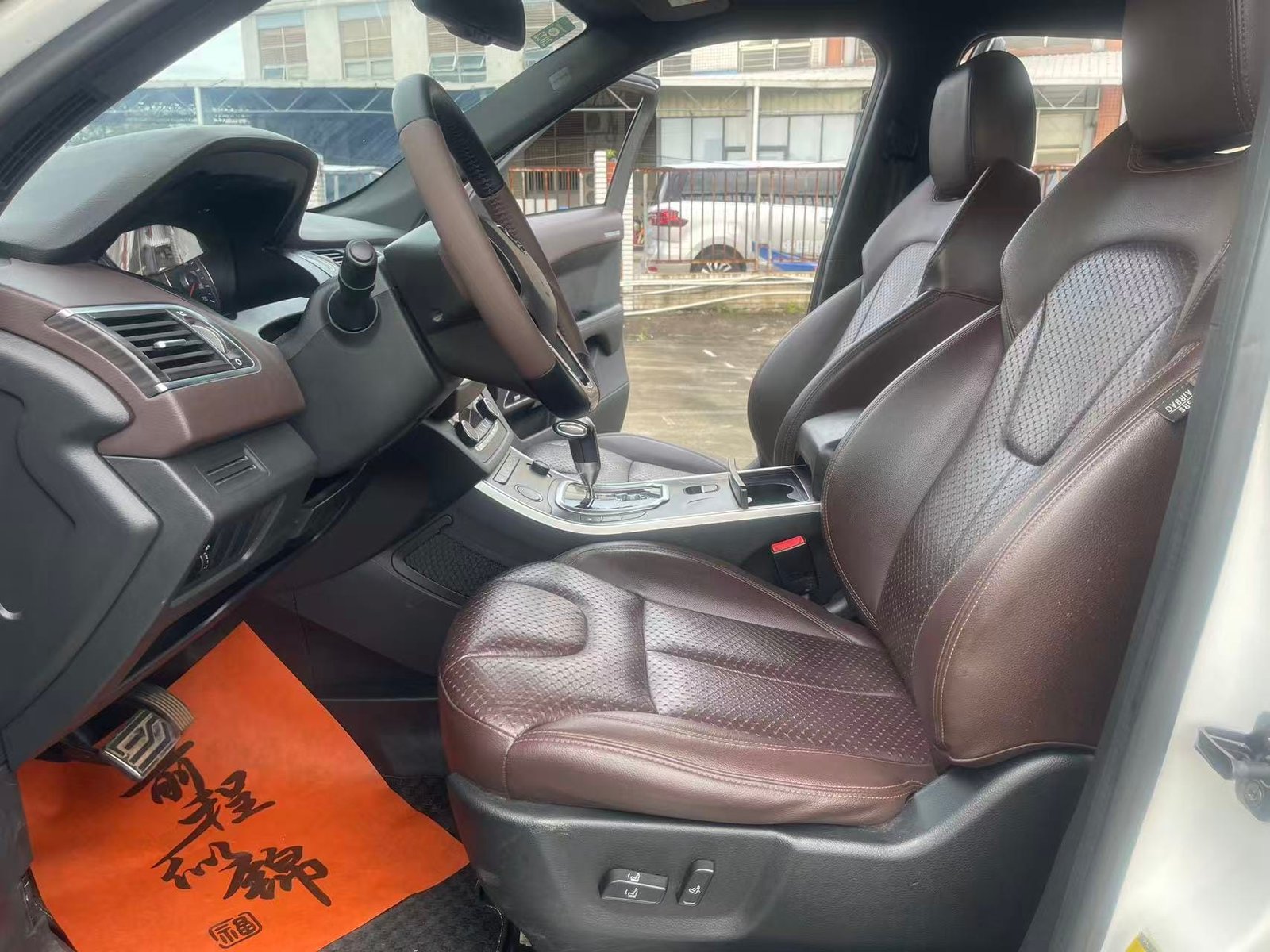 								2016 Landwind X7 5-seat Compact SUV full									